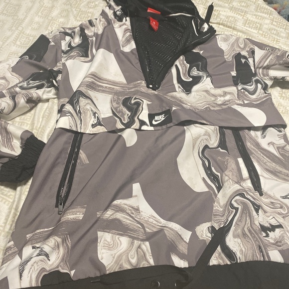 Nike wind breaker - Picture 1 of 3